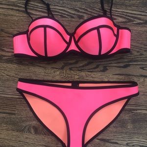 Triangl hot pink bikini